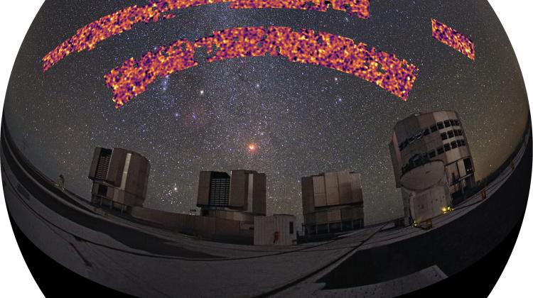 Mapa z przeglądu KiDS, rzutowana na niebo, pokazująca „zmarszczki” w rozkładzie materii w dalekim Wszechświecie, zobrazowane dzięki soczewkowaniu grawitacyjnemu. Najmniejsze widoczne plamy odpowiadają rozmiarowi około 30 milionów lat świetlnych. Na pierwszym planie widać Obserwatorium Paranal, gdzie znajduje się VLT Survey Telescope. Źródło: B. Giblin, K. Kuijken i zespół KiDS. Panorama na pierwszym planie: ESO/Y.Beletsky CC BY 4.0.