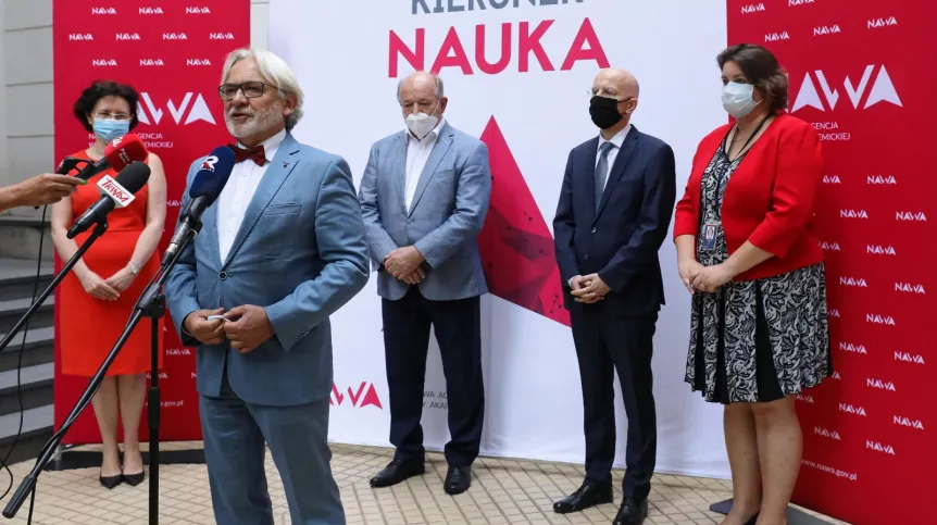 Sekretarz stanu w Ministerstwie Nauki i Szkolnictwa Wyższego Wojciech Maksymowicz (2L), zastępca dyrektora Akademii Dyplomatycznej Ministerstwa Spraw Zagranicznych Przemysław Wyganowski (2P), dyrektor Narodowej Agencji Wymiany Akademickiej Grażyna Żebrowska (L), Aleksander Socha (3L) ze Stowarzyszenia „Wspólnota Polska” oraz Aleksandra Kucy (P) z MSZ. Fot. ) PAP/Paweł Supernak 11.08.2020