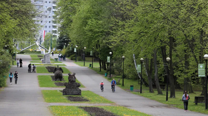 Chorzów, 02.05.2020. Majowy spacer po Parku Śląskim w Chorzowie, 2 bm. (sko) PAP/Andrzej Grygiel