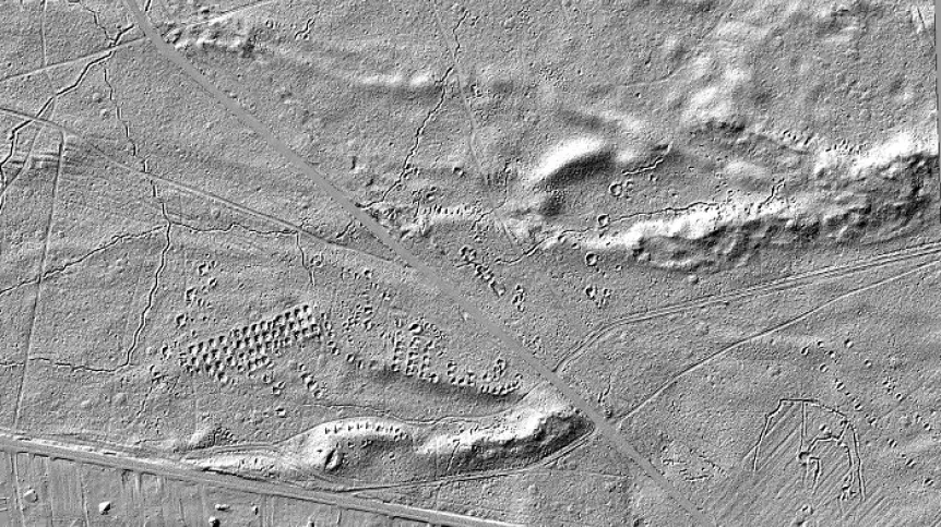Wizualizacja danych lotniczego skanowania laserowego z pozostałościami różnorodnych konfliktów zbrojnych z XX wieku oraz innymi zabytkami archeologicznymi. Tereny obecnie zalesione: powiat wołomiński – Nadleśnictwo Jabłonna. Źródło danych: CODGiK