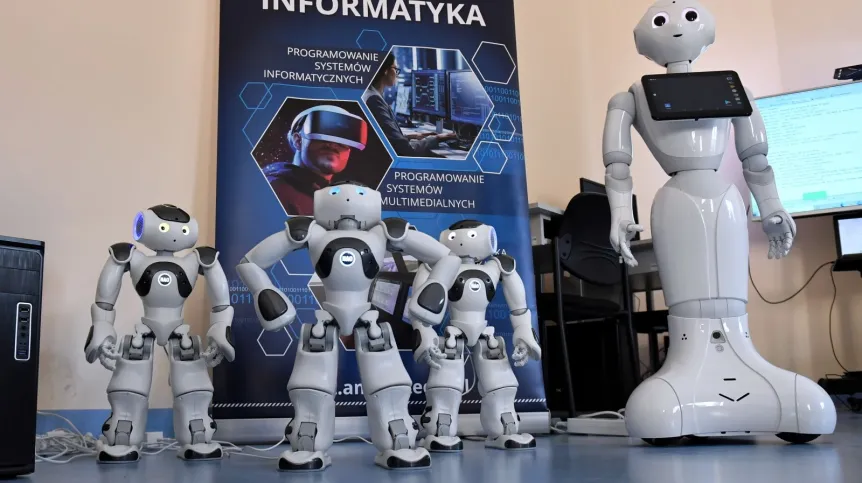 31.03.2021. Prezentacja czterech nowych robotów humanoidalnych na Wydziale Informatyki i Telekomunikacji Akademii Morskiej w Szczecinie. Fot. PAP/ Marcin Bielecki