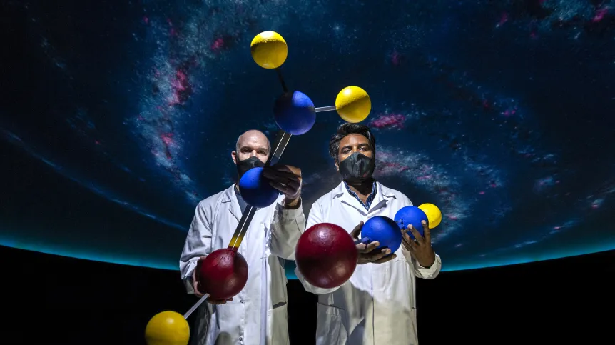 Współautorzy badań dr Arunlibertsen Lawzer i dr Thomas Custer prezentują modele cząsteczek interesujących z punktu widzenia astrochemii. Zdjęcie zostało wykonane w nowoczesnym planetarium Centrum Nauki Kopernik. źródło: IChF PAN, fot: Grzegorz Krzyżewski