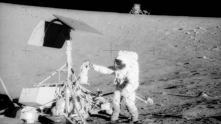 Pierwszy „kosmiczny archeolog” Alan Bean z misji Apollo 12 bada na Księżycu niedziałającą bezzałogową sondę Surveyor 3, fot. NASA