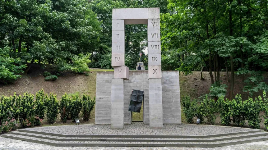 01.07.2018. Pomnik polskich profesorów, zamordowanych przez Niemców w 1941 r. we Lwowie. PAP/Maciej Kulczyński