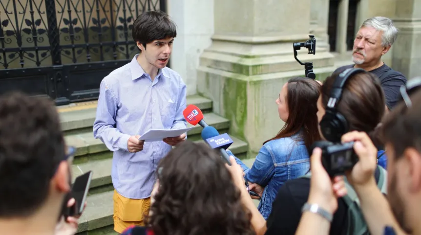 21.07.2021. Student Uniwersytetu Jagiellońskiego Franciszek Vetulani (L) podczas wypowiedzi dla mediów w Krakowie, 21 bm. Student, który w lutym br. opluł pomniki dwóch żołnierzy wyklętych w parku Jordana w Krakowie, został dyscyplinarnie upomniany przez władze uczelni. Vetulani nie zgadza się z taką decyzją rzecznika dyscyplinarnego.  PAP/Art Service 