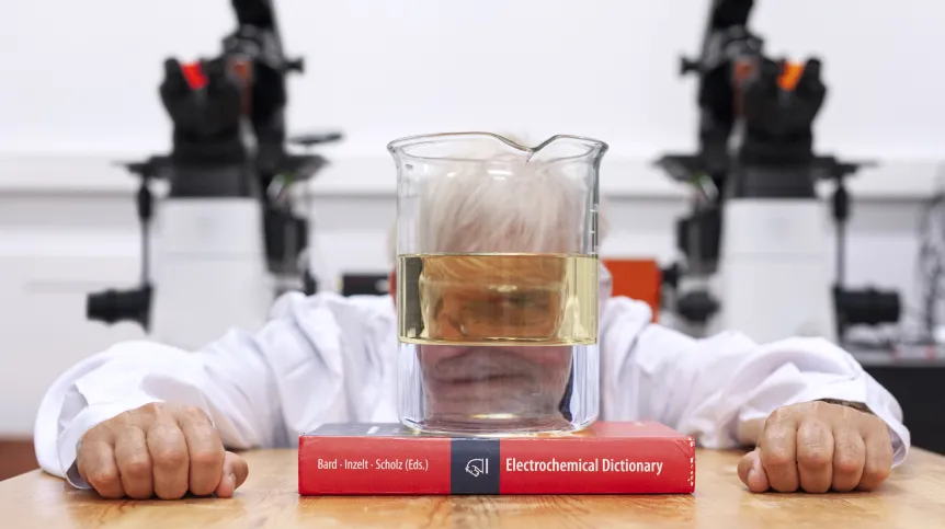 Niektóre ciecze np. olej i woda nie mieszają się, a w rękach chemika pomiędzy nimi mogą zachodzić reakcje chemiczne. Obserwacją takich zjawisk zajmuje się profesor Marcin Opałło. Źródło IChF PAN, fot: Grzegorz Krzyżewski