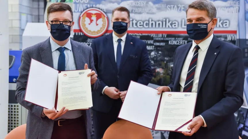 30.08.2021. Minister edukacji i nauki Przemysław Czarnek (C), prezes Głównego Urzędu Miar Jacek Semaniak (P) oraz rektor Politechniki Lubelskiej Zbigniew Pater (L) podczas konferencji prasowej w Centrum Innowacji i Zaawansowanych Technologii PL w Lublinie, 30 bm. Spotkanie dotyczyło utworzenia Polskiej Unii Metrologicznej w Lublinie oraz nawiązania współpracy naukowo-badawczej z Głównym Urzędem Miar. PAP/Wojtek Jargiło