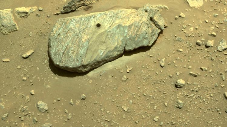 Marsjański głaz nazwany Rochette. Widać dziurę po wierceniu dokonanym przez łazik Perseverance. Źródło: NASA/JPL-Caltech.