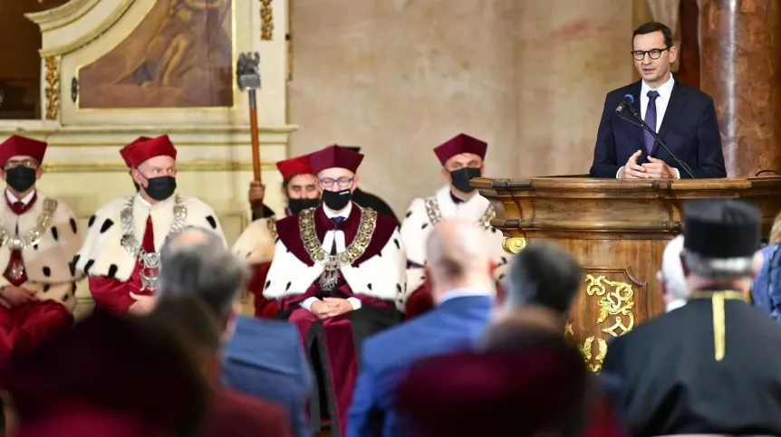30.09.2021. Premier Mateusz Morawiecki (P) podczas inauguracji Roku Akademickiego na Uniwersytecie Wrocławskim, 30 bm. Po uroczystości orszak studentów i rektorów wszystkich Uczelni Wrocławia tradycyjnie uda się na rynek wrocławski, gdzie pod Pomnikiem Aleksandra Fredry połączone chóry akademickie wykonają hymn "Gaudeamus igitur..." (aldg) PAP/Maciej Kulczyński