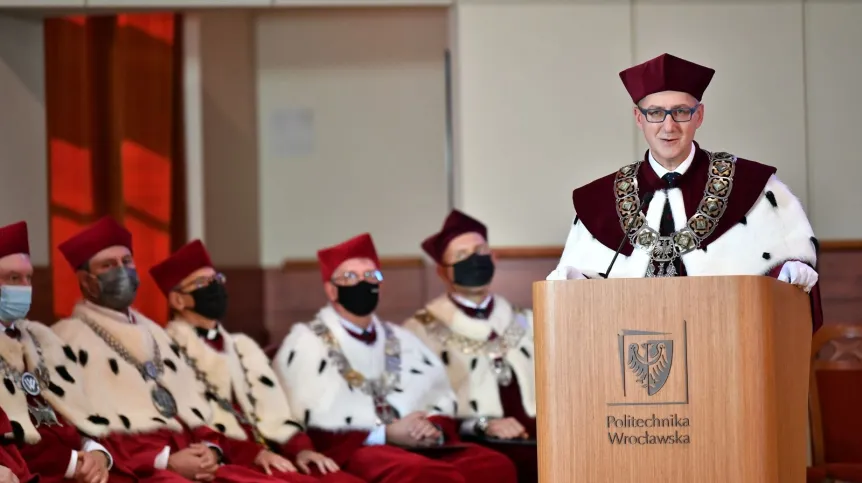 01.10.2021. Rektor Politechniki Wrocławskiej prof. Arkadiusz Wójs (P) podczas nadania byłemu prezydentowi Wrocławia Rafałowi Dutkiewiczowi tytułu doktora honoris causa Politechniki Wrocławskiej. PAP/Maciej Kulczyński