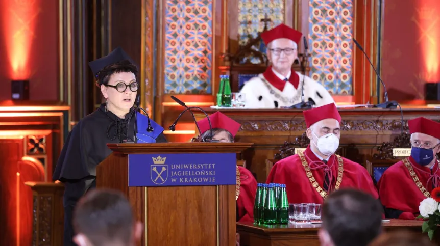 , 07.10.2021. Laureatka Nagrody Nobla w dziedzinie literatury Olga Tokarczuk (L) podczas uroczystości wręczenia jej tytułu doktora honoris causa, 7 bm. w Auli Collegium Novum UJ Krakowie. PAP/Łukasz Gągulski