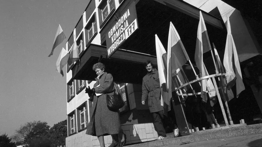 Wrocław 27.10.1991. Wybory do Sejmu i Senatu Rzeczypospolitej Polskiej. Nz. wyborcy przed lokalem Obwodowej Komisji Wyborczej nr 177. gr PAP/Adam Hawałej