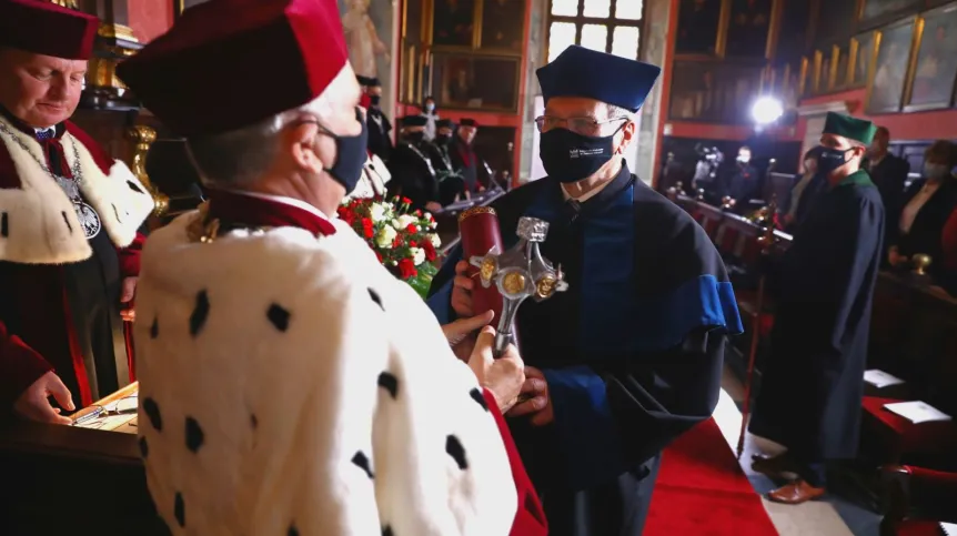19.11.2021. Prof. dr. hab. inż. Wojciech Radomski (P) podczas uroczystości nadania mu tytułu doktora honoris causa Politechniki Krakowskiej im. Tadeusza Kościuszki, 19 bm. w Collegium Maius Uniwersytetu Jagiellońskiego w Krakowie. (jm) PAP/Art Service 2