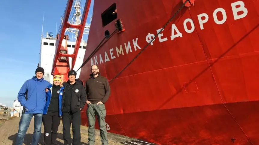Uczestnicy wyprawy przed statkiem „Akademik Fiodorow”. Fot. W. Sielski
