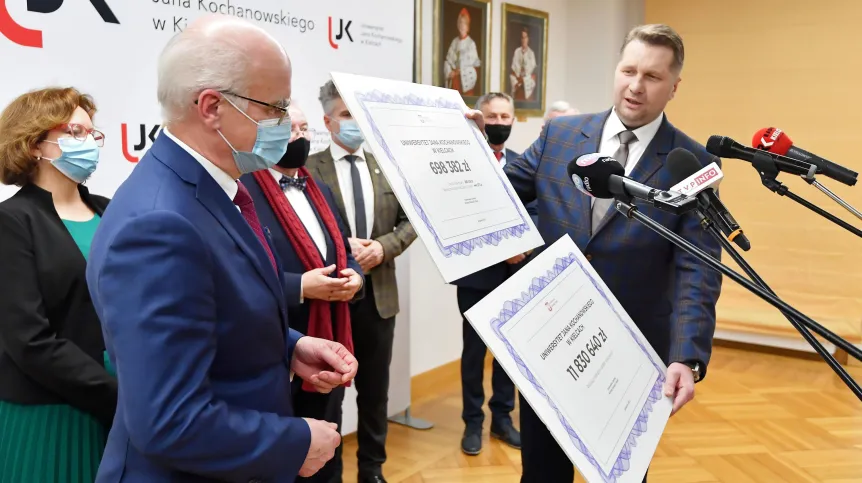 06.12.2021. Minister edukacji i nauki Przemysław Czarnek (P) na Uniwersytecie Jana Kochanowskiego w Kielcach, 6 bm. przekazał rektorowi uczelni prof. Stanisławowi Głuszkowi (L) dwa czeki na łączną kwotę ponad 12 mln zł na finansowanie badań naukowych i prac nad rozwojem Collegium Medicum.   PAP/Piotr Polak