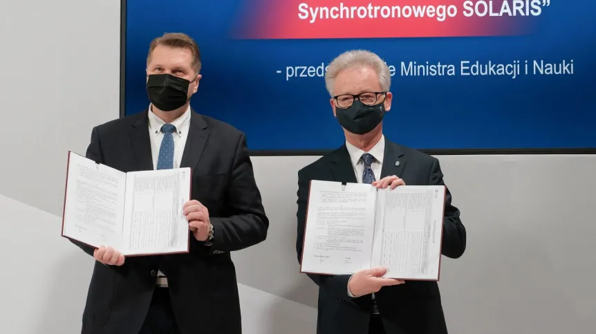 17.12.2021. Minister edukacji i nauki Przemysław Czarnek (L) i rektor Uniwersytetu Jagiellońskiego prof. dr hab. Jacek Popiel (P) podczas uroczystości podpisania umowy dot. "Wsparcia prowadzenia badań naukowych i prac rozwojowych z wykorzystaniem infrastruktury badawczej Narodowego Centrum Promieniowania Synchrotronowego SOLARIS" w siedzibie MEiN w Warszawie. PAP/Mateusz Marek