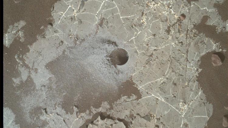 Zdjęcie jednego z odwiertów dokonanego na Marsie przez łazik Curiosity podczas pobierania próek w kraterze Gale. Źródło: NASA/Caltech-JPL/MSSS.