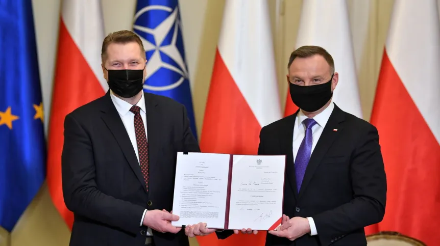 02.03.2022. Prezydent RP Andrzej Duda (P) oraz minister edukacji i nauki Przemysław Czarnek (L) podczas konferencji w Pałacu Prezydenckim w Warszawie, 2 bm. Prezydent skieruje do Sejmu RP projekt ustawy o Akademii Kopernikańskiej. PAP/Radek Pietruszka