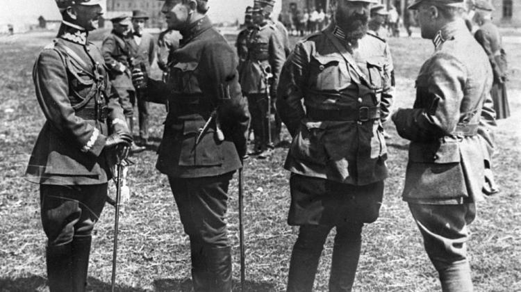Kiev expedition: Commander of the Ukrainian People's Republic army, Symon Vasylyovych Petliura (2L) and Polish General Antoni Listowski (L) among Polish soldiers, 04.1920. Photo PAP/CAF/Archive
