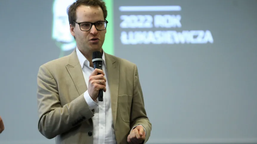 23.03.2022. Kierownik Działu Technologii Kosmicznych Sieci Badawczej Łukasiewicz dr inż. Adam Okniński podczas finału I edycji konkursu "Iskry Łukasiewicza!" w siedzibie Centrum Badawczego Łukasiewicz w Warszawie, 23 bm. Konkurs był częścią obchodów dwusetnej rocznicy urodzin Ignacego Łukasiewicza. PAP/Rafał Guz