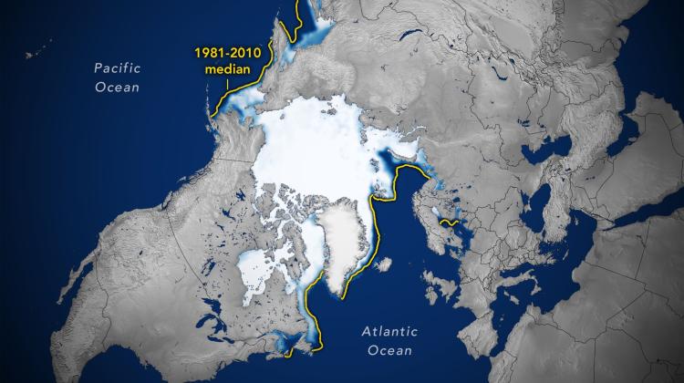 Mapa pokazująca średnią koncentrację lodu w Morzu Arktycznym w dniu 25 lutego 2022 r. Żółtą linią zaznaczono medianę zasięgu dla miesiąca marca z lat 1981-2010. Mediana to połowa wartości pomiędzy maksymalnym, a minimalnym zasięgiem. Źródło: Joshua Stevens/NASA Earth Observatory.