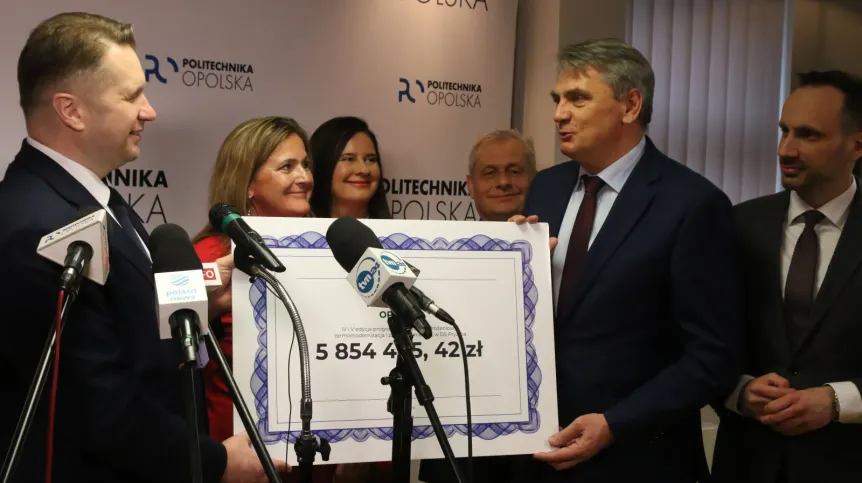 31.03.2022. Minister edukacji i nauki Przemysław Czarnek (L), wojewoda opolski Sławomir Kłosowski (3P), rektor politechniki Opolskiej Marcin Lorenc (2P) oraz posłowie: Janusz Kowalski (P), Violetta Porowska (3L) i Krystyna Czochara (2L) podczas konferencji prasowej po wizycie na Politechnice Opolskiej w Opolu. PAP/Krzysztof Świderski