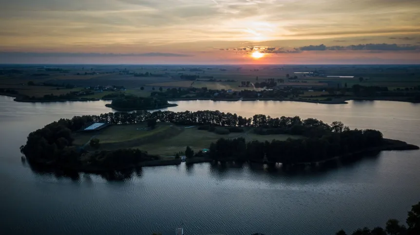 Ostrów Lednicki, 20.09.2020. Jezioro Lednica. PAP/Archiwum Kalbar