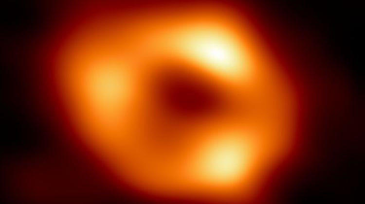 Pierwszy obraz supermasywnej czarnej dziury w centrum Drogi Mlecznej. Źródło: EHT Collaboration