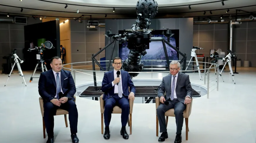 10.06.2022. Premier Mateusz Morawiecki (C), marszałek województwa śląskiego Jakub Chełstowski (L) oraz dyrektor planetarium Stefan Janta (P) podczas konferencji prasowej w przeddzień otwarcia przebudowanego Planetarium – Śląskiego Parku Nauki w Chorzowie, 10 bm. To największe w Polsce planetarium z ultranowoczesnym, hybrydowym systemem projektorów, wyświetlających obraz w technologii ponad 8K. PAP/Tomasz Wiktor