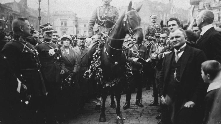 Wkroczenie wojsk polskich na Śląsk: generał H. Szeptycki siedząc na koniu wygłasza przemówienie na rynku w Katowicach. PAP/CAF-Archiwum