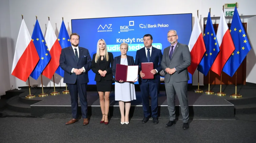 13.07.2022. Minister zdrowia Adam Niedzielski (P), prezes zarządu Banku Gospodarstwa Krajowego Beata Daszyńska-Muzyczka (C), prezes Zarządu Pekao S.A. Leszek Skiba (2P), przewodniczący Komisji Wyższego Szkolnictwa Medycznego Parlamentu Studentów RP Jakub Stefaniak (L) i prezydent Międzynarodowego Stowarzyszenia Studentów Medycyny IFMSA-Poland Mariola Piekarska (2L) podczas konferencji prasowej w siedzibie Ministerstwa Zdrowia w Warszawie. PAP/Piotr Nowak