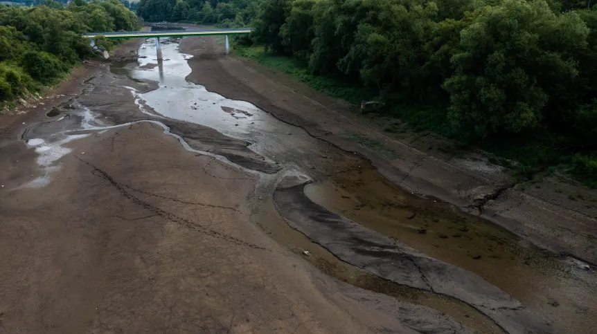 Rajskie (woj. podkarpackie), 17.07.2022. Niski poziom Sanu w miejscowości Rajskie. Fot. PAP/Darek Delmanowicz