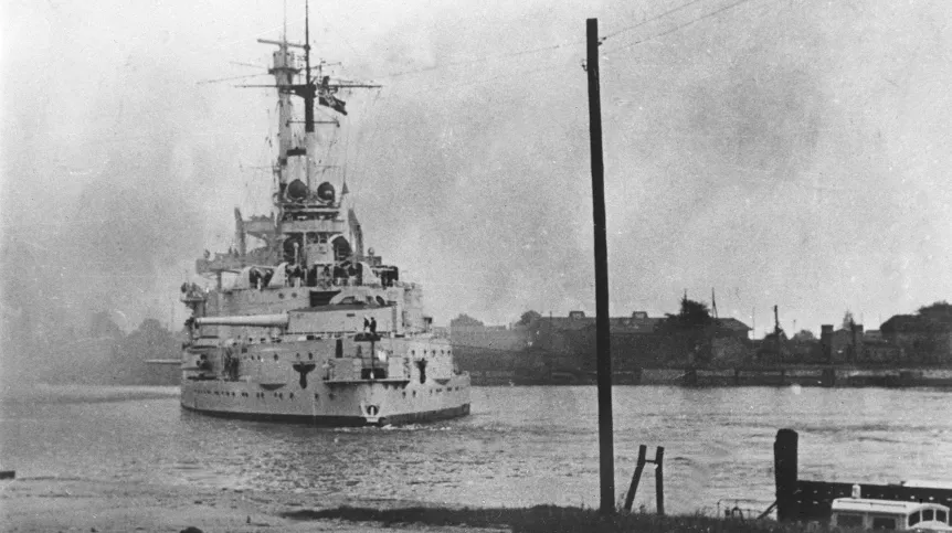Kampania wrześniowa 1939 r. Pancernik Schleswig-Holstein ostrzeliwuje Westerplatte. PAP/CAF-reprodukcja
