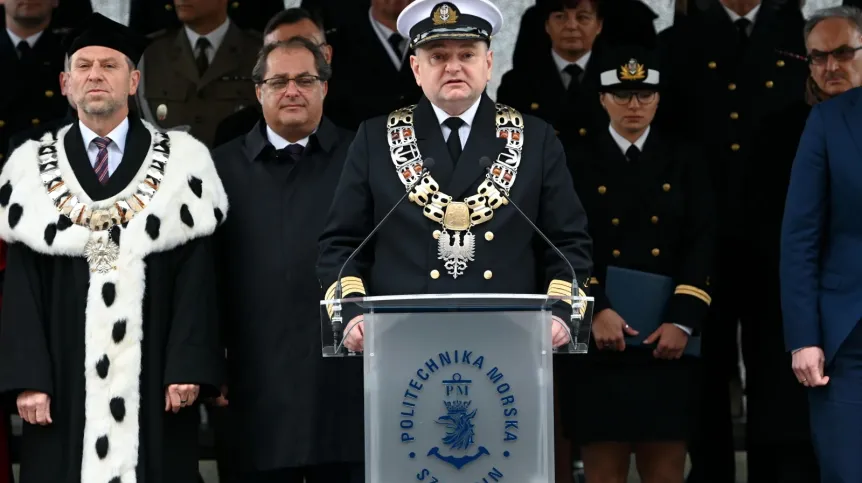 01.10.2022. Rektor Politechniki Morskiej w Szczecinie prof. Wojciech Ślączka (C) oraz wiceminister infrastruktury Marek Gróbarczyk (2L) podczas uroczystej inauguracji Roku Akademickiego 2022/2023 na Politechnice Morskiej. PAP/Marcin Bielecki