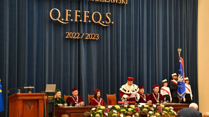 03.10.2022. Rektor Uniwersytetu Warszawskiego prof. Alojzy Nowak (4L) oraz mikrochirurg, profesor ortopedii i dyrektorka kształcenia mikrochirurgii na Uniwersytecie Illinois w Chicago prof. Maria Siemionow (L) podczas inauguracji roku akademickiego 2022/2023 na UW. PAP/Radek Pietruszka