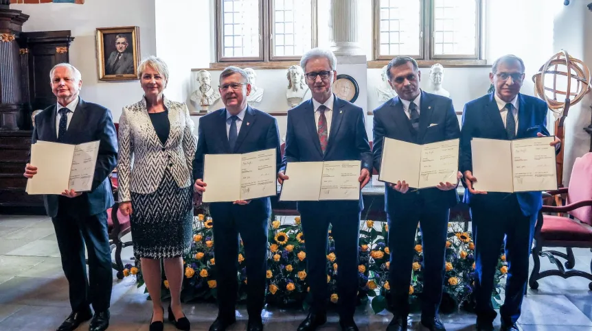  28.10.2022. Od lewej: wiceprezydent Krakowa Jerzy Muzyk, radna Iwona Gibas, marszałek województwa małopolskiego Witold Kozłowski, rektor Uniwersytetu Jagiellońskiego Jacek Popiel, rektor Uniwersytetu Ekonomicznego w Krakowie Stanisław Mazur i rektor AGH Jerzy Lis podczas podpisania listu intencyjnego dotyczącego Światowego Kongresu Kopernikańskiego, organizowanego w związku z przypadającą w 2023 roku 550. rocznicą urodzin Mikołaja Kopernika, 28 bm. w Krakowie. (mr) PAP/Art Service 2