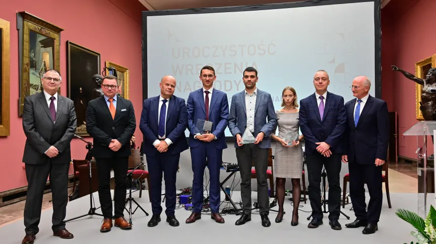 Kraków, 12.10.2022. Od lewej: prof. dr hab. Bronisław Rudak, prof. dr hab. Tomasz Zaleśkiewicz, dyrektor NCN prof. dr hab. Zbigniew Błocki, laureat nagrody w kategorii Nauki o Życiu, prof. Michał Bogdziewicz z UAM, laureat nagrody w kategorii Nauki Ścisłe i Techniczne, profesor UMK dr hab. Piotr Wcisło, laureatka nagrody w kategorii Nauki Humanistyczne, Społeczne i o Sztuce, profesor UW dr hab. Karolina Safarzyńska, prof. dr hab. Robert Hasterok i przew. Rady NCN prof. dr hab. Jacek Kuźnicki.  PAP/Art Servi