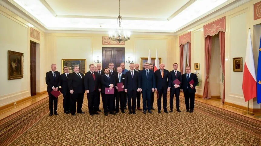 22.11.2022. Prezydent RP Andrzej Duda (C) wśród członków nowo powołanej Rady ds. Szkolnictwa Wyższego, Nauki i Innowacji w ramach Narodowej Rady Rozwoju w Pałacu Prezydenckim w Warszawie. PAP/Radek Pietruszka