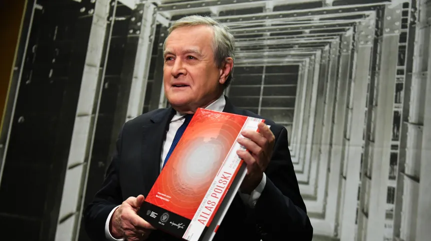 23.11.2022. Wicepremier, minister kultury i dziedzictwa narodowego Piotr Gliński uczestniczy w auli budynku dawnej BUW w kampusie Uniwersytetu Warszawskiego w gali promocyjnej „Geograficzno-politycznego atlasu Polski. Polska w świecie współczesnym: Perspektywa 2022”. Fot. Piotr Nowak