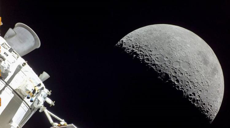Statek Orion i jego "ostatni rzut oka" na Księżyc przed powrotem na Ziemię. Żródło: Nasa.gov