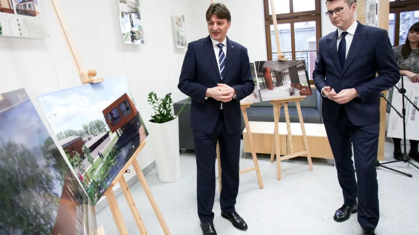 Fot. arch.Słupsk, 09.12.2022.  Rzecznik rządu Piotr Mueller (P) i rektor Akademii Pomorskiej Zbigniew Osadowski (L). Fot. PAP/Jan Dzban