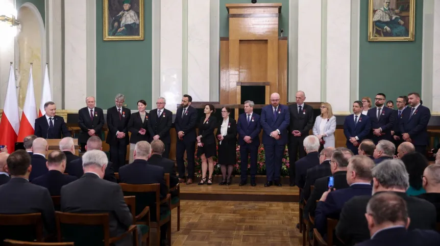 24.03.2023. Prezydent RP Andrzej Duda (L) podczas uroczystości wręczenia zasłużonym pracownikom AGH odznaczeń państwowych w ramach obchodów jubileuszu 50-lecia Akademickiego Centrum Komputerowego CYFRONET AGH w siedzibie Akademii Górniczo-Hutniczej im. Stanisława Staszica w Krakowie. PAP/Łukasz Gągulski