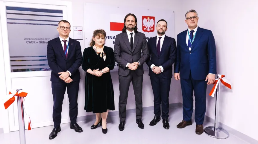  03.03.2023. Rektor Gdańskiego Uniwersytetu Medycznego prof. Marcin Gruchała (L), wiceminister zdrowia Piotr Bromber (C), prezes Agencji Badań Medycznych dr hab. Radosław Sierpiński (2P), prezes Uniwersyteckiego Centrum Stomatologicznego Gdańskiego Uniwersytetu Medycznego dr Mirosława Pellowska-Piontek (2L) oraz dyrektor naczelny UCK Jakub Kraszewski (P) podczas uroczystego otwarcia Multidyscyplinarnego Centrum Wsparcia Badań Klinicznych GUMed, UCK i UCS. PAP/Piotr Matusewicz