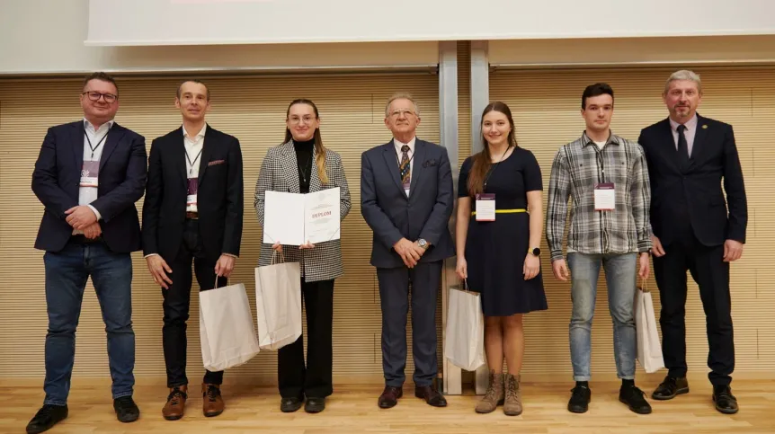 Zwycięski zespół z Politechniki Wrocławskiej z Maciejem Zielińskim, prezesem Siemens Polska (pierwszy z lewej), prof. Mariuszem Malinowskim, Prorektorem ds. Nauki PW (pierwszy z prawej) i prof. Józefem Modelskim, przewodniczącym Kapituły Konkursu (w środku). Źródło: Politechnika Warszawska