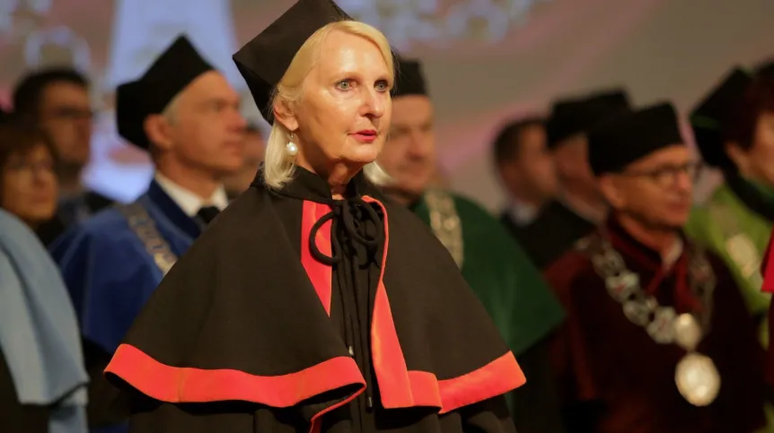 31.05.2023. Prof. Maria Siemionow (C) podczas uroczystości nadania jej tytułu Doktora Honoris Causa Uniwersytetu Warmińsko-Mazurskiego, 31 bm. w Olsztynie. Prof. Maria Siemionow – profesor ortopedii i dyrektor kształcenia mikrochirurgii na Uniwersytecie Illinois w Chicago – dokonała pierwszego w Stanach Zjednoczonych prawie całkowitego przeszczepu twarzy. PAP/Tomasz Waszczuk