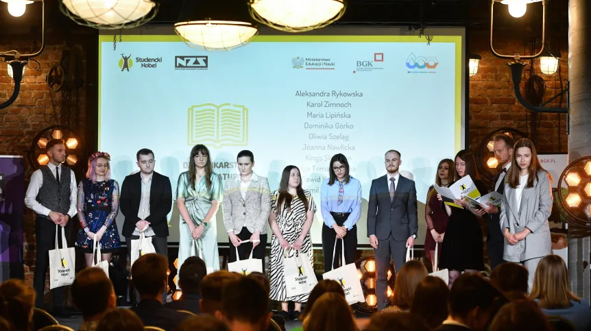 Warszawa, 27.05.2023. Laureatka nagody w kategorii Dziennikarstwo i literatura Maria Lipińska (5L) podczas gali finałowej Studenckiego Nobla w Przestrzeni Bruna w Warszawie. Fot. PAP/Radek Pietruszka