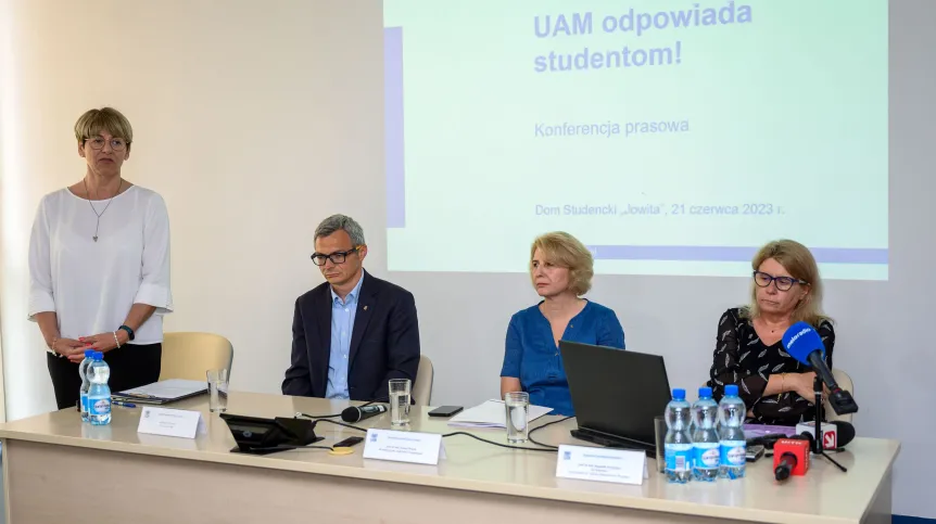 21.06.2023. Rektor UAM prof. Bogumiła Kaniewska (P), rzecznik prasowy UAM Małgorzata Rybczyńska (L), kanclerz UAM dr Marcin Wysocki (2L) i prorektorka ds. studenckich i kształcenia UAM prof. Joanna Wójcik (2P) na spotkaniu prasowym w Poznaniu, 21 bm. Spotkanie było poświęcone ostatnim komentarzom i wydarzeniom dotyczącym Uniwersytetu im. Adama Mickiewicza, m.in. petycji w sprawie Domu Studenckiego Jowita oraz protestów w sprawie opłat za pokoje w akademikach. PAP/Jakub Kaczmarczyk