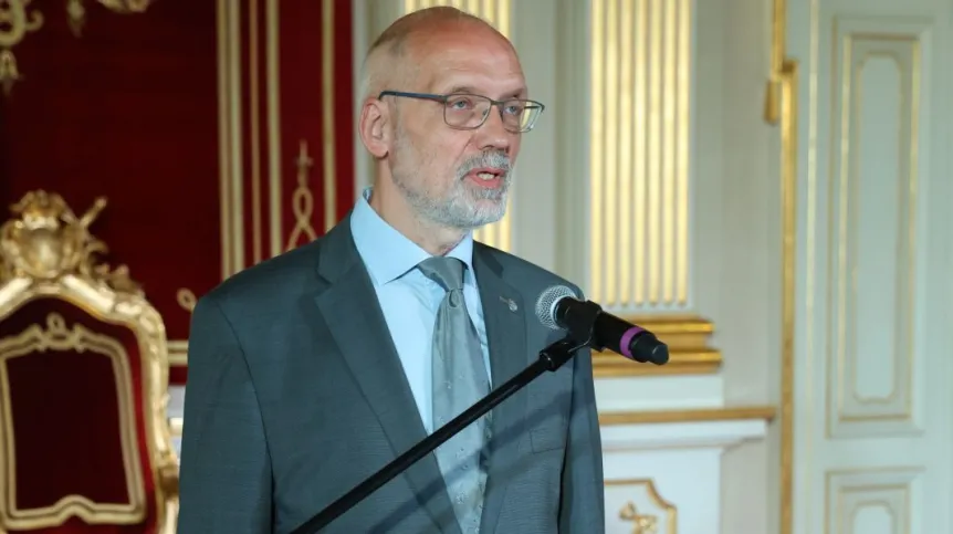 22.06.2023. Kierownik projektu, prof. dr hab. Andrzej Nowak podczas międzynarodowej konferencji naukowej "Metody i środki oddziaływania imperiów: ideologia i praktyka polityczna państwa rosyjskiego / sowieckiego / rosyjskiego w latach 1689–2022", 22 bm. na Zamku Królewskim w Warszawie. PAP/Rafał Guz