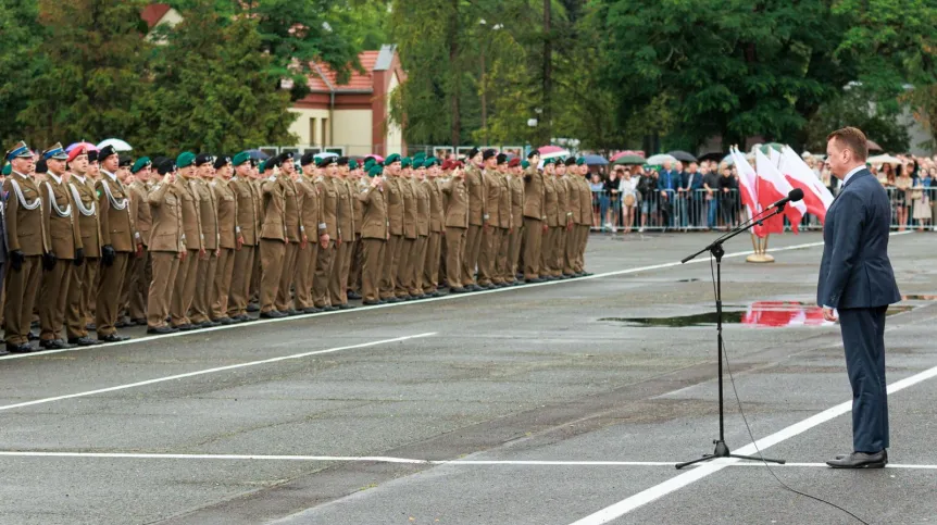  24.06.2023. Minister obrony narodowej Mariusz Błaszczak (P) podczas promocji oficerskiej Akademii Wojsk Lądowych im. generała Tadeusza Kościuszki we Wrocławiu. PAP/Tomasz Golla