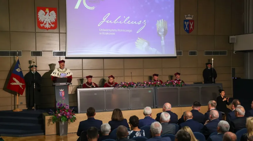 06.07.2023. Rektor URK dr. hab. inż. Sylwester Tabor (L) przemawia podczas obchodów 70-lecia Uniwersytetu Rolniczego im. Hugona Kołłątaja w Krakowie, 6 bm. Hasło jubileuszu brzmi: „Ze źródeł natury ku kompetencjom przyszłości”. PAP/Art Service